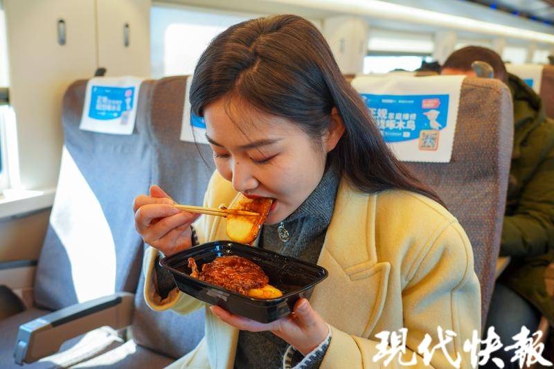 边吃美食边追剧！排骨年糕等16款美食登上160多趟高铁列车(图1)