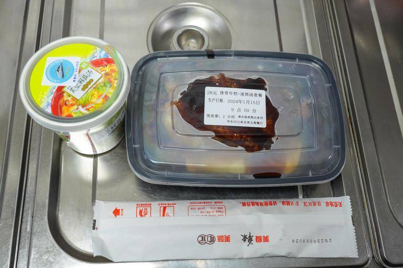 边吃美食边追剧！排骨年糕等16款美食登上160多趟高铁列车(图2)